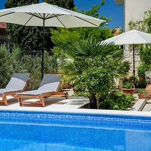 Guest house Palace Schoen Milesi - Esense Of Prestige - Private Pool - Old Money Style Luxury - Walking Distance To The Old Town, The And Amenities - Buralux ****