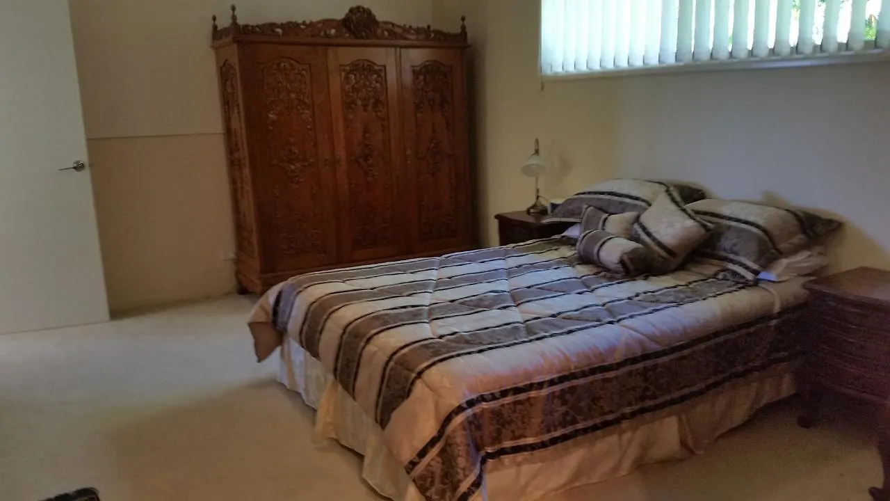 Hilltop Hideaway Yandina Bed & Breakfast