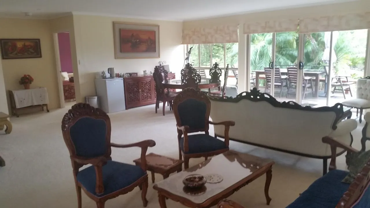 Hilltop Hideaway Ninderry Bed & Breakfast